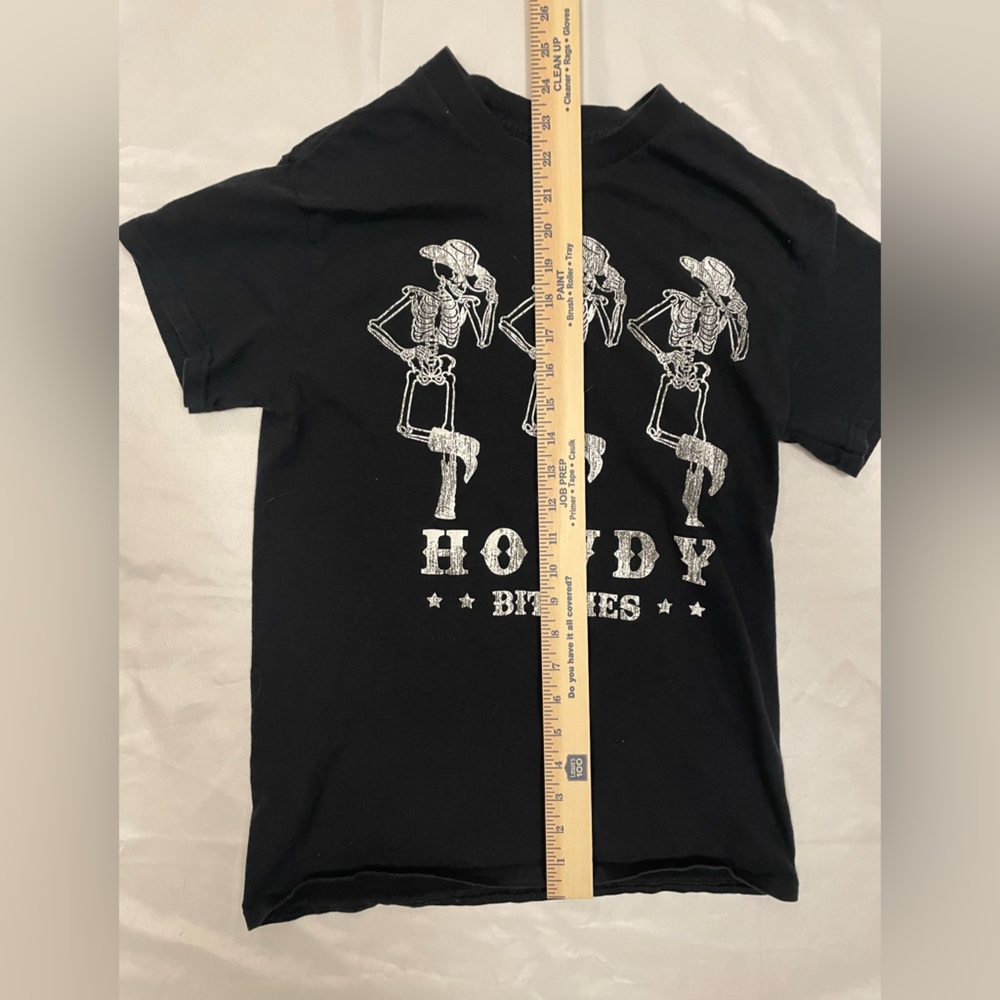 Black Graphic T-Shirt “Howdy Bitches” - Picture 4 of 5